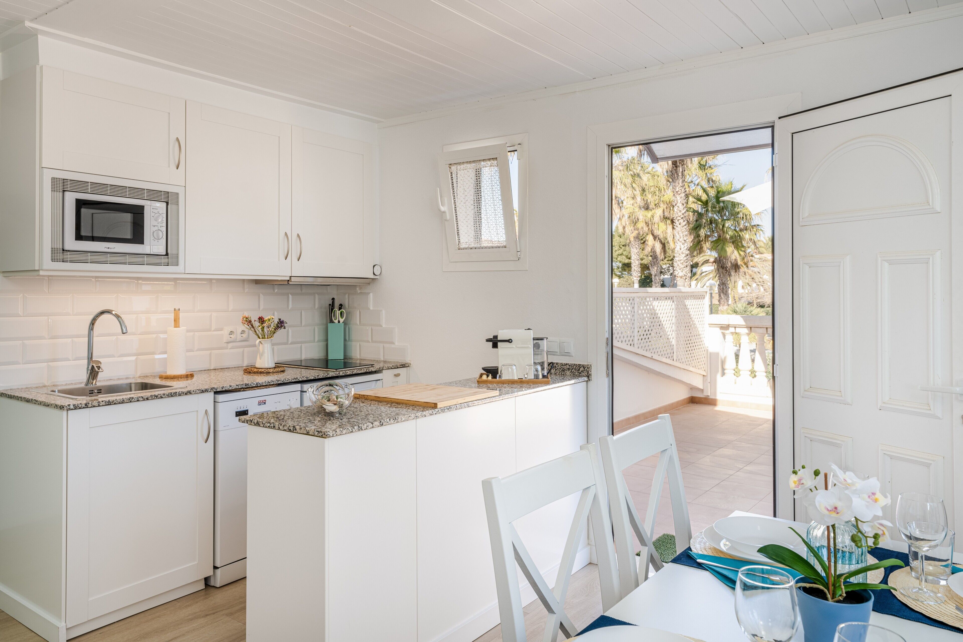 Frigorífico, microondas, placa de cocina y lavavajillas