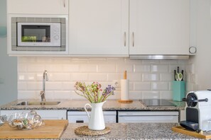 Fridge, microwave, stovetop, dishwasher