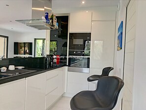 Fridge, microwave, oven, stovetop - APPARTEMENT LE CAPPUCCINO (Grimaud)