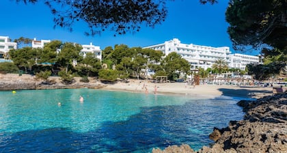 Air-conditioned Apartment "Beach 11" with Direct Sea Access, Terrace and Wi-Fi