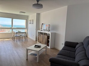 TV - Fantastic Apartment With Sea View, Mountain View, Wi-Fi, Shared Pool & Terrace (TORROX)