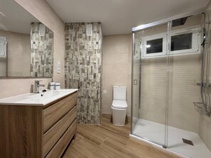 Shower, towels - Fantastic Apartment With Sea View, Mountain View, Wi-Fi, Shared Pool & Terrace (TORROX)