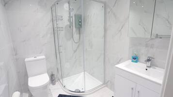 Deluxe Apartment | Bathroom | Shower, free toiletries, hair dryer, towels