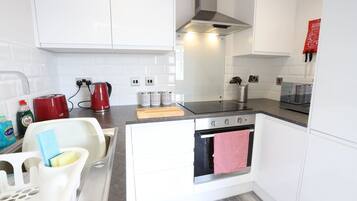 Deluxe Apartment | Private kitchen | Full-sized fridge, microwave, oven, stovetop
