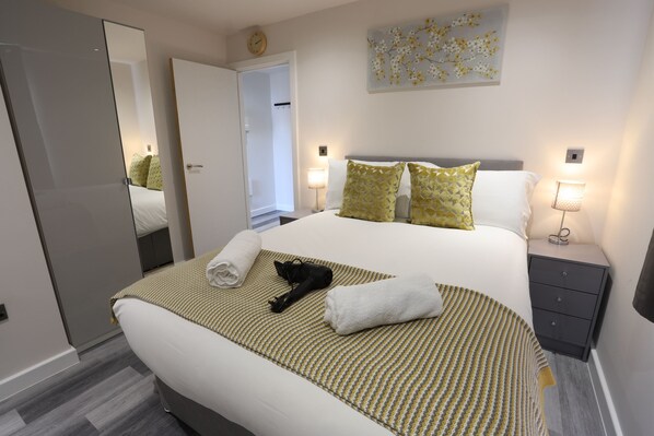 Deluxe Apartment | 1 bedroom, laptop workspace, iron/ironing board, WiFi (free) - NEC Airport Shortstay (Birmingham)