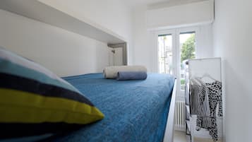 2 bedrooms, iron/ironing board, bed sheets