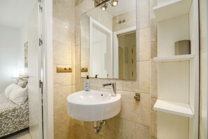 淋浴设施、吹风机、毛巾