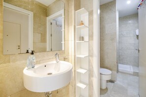 Shower, hair dryer, towels - Modern Apartment "Torre Close" to Beach in Historic Centre with Balcony and Air Conditioning (Cádiz)