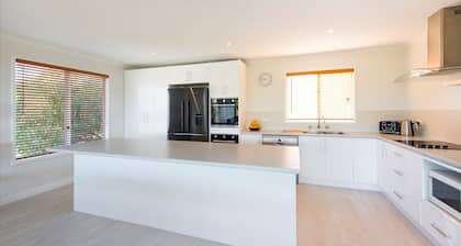 Seaclusion Cottage - Modern renovated beach house