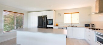 Seaclusion Cottage - Modern renovated beach house