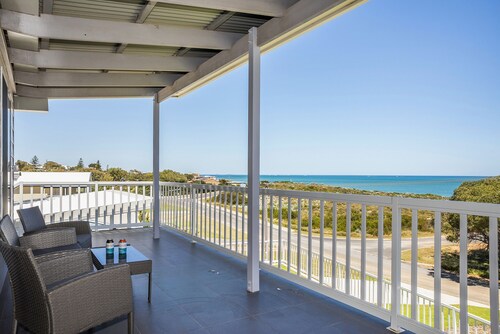 Seaclusion Cottage - Modern renovated beach house