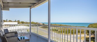 Seaclusion Cottage - Modern renovated beach house