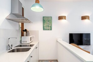 Fridge, microwave, stovetop, coffee/tea maker - Modern Apartment "Girasol" in Great Location with Air Conditioning & Terrace (Vejer de la frontera)