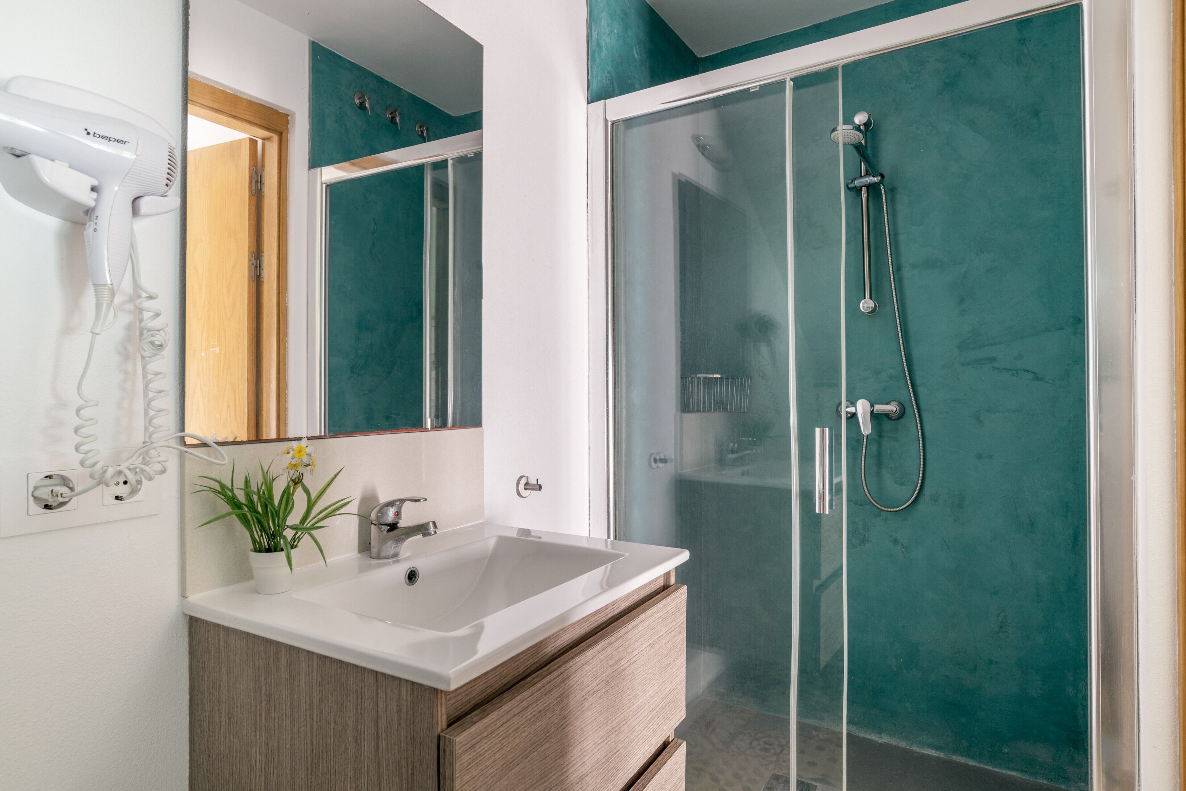 Shower, free toiletries