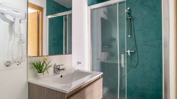Shower, free toiletries