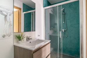 Regadera y amenidades de baño gratuitas