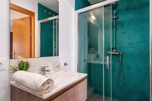 Shower, free toiletries - Modern Apartment "Girasol" in Great Location with Air Conditioning & Terrace (Vejer de la frontera)