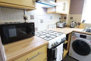 Full-size fridge, microwave, oven, stovetop - B'ham NEC HS2 (Birmingham)
