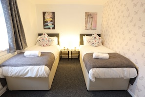 2 bedrooms, premium bedding, Select Comfort beds, individually decorated - B'ham NEC HS2 (Birmingham)