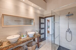 Regadera, amenidades de baño gratuitas, secadora de cabello, toallas 