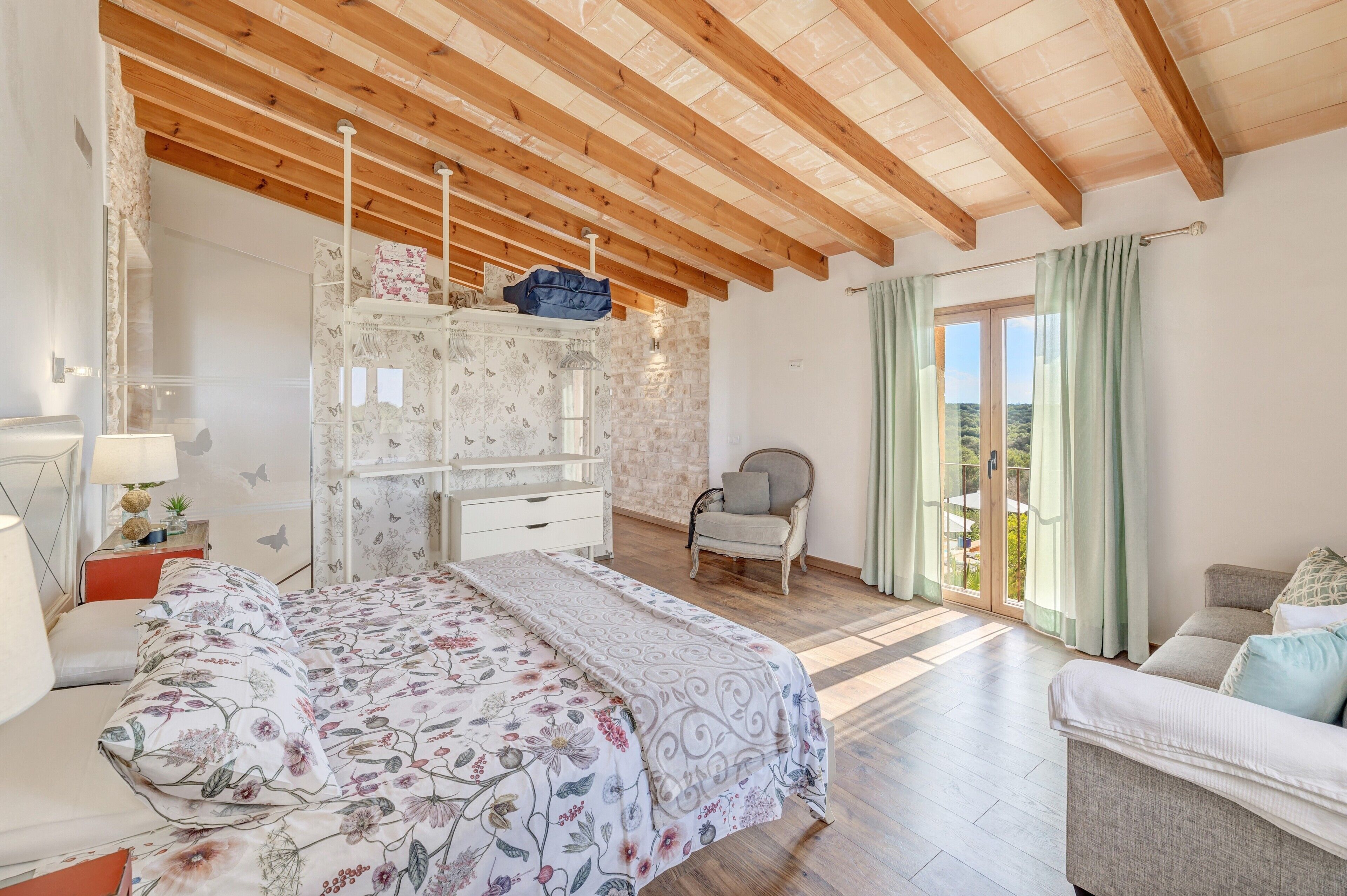 3 slaapkamers, een strijkplank/strijkijzer, gratis wifi, beddengoed
