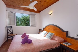 2 bedrooms, iron/ironing board, free WiFi, bed sheets