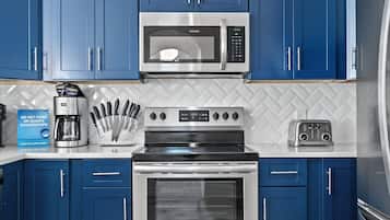 Refrigerador, microondas, horno y parrilla de estufa