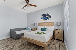 4 bedrooms, desk, travel crib, free WiFi - New Private Pool. Fantastic Location in Destin. (Destin)