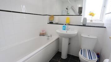 Family Apartment | Bathroom | Free toiletries, hair dryer, towels