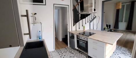 Geladeira, micro-ondas, fogão, lava-louças