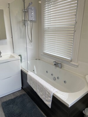 Combined shower/bathtub, hair dryer, towels, soap