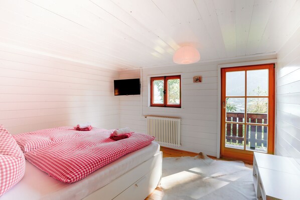 4 bedrooms, iron/ironing board, free WiFi, bed sheets