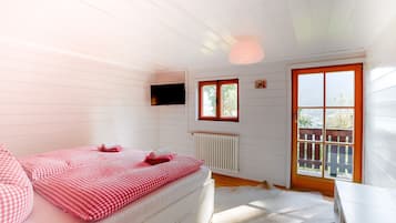 4 bedrooms, iron/ironing board, free WiFi, bed sheets