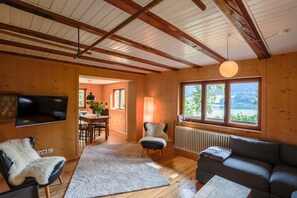 Fernseher, Kamin, Stereoanlage