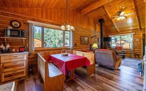 TV, DVD player - Holler's Hideout- Pet Friendly, Family Cabin, Mountain Views (Cody)