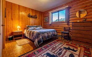 3 bedrooms, bed sheets - Holler's Hideout- Pet Friendly, Family Cabin, Mountain Views (Cody)