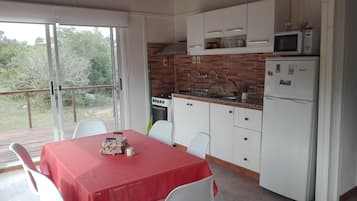 Kühlschrank, Mikrowelle, Ofen, Kochgeschirr/Geschirr/Besteck