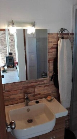Dusche, Haartrockner, Bidet, HandtĂŒcher