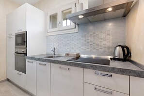 Geladeira, micro-ondas, fogão, cooktop