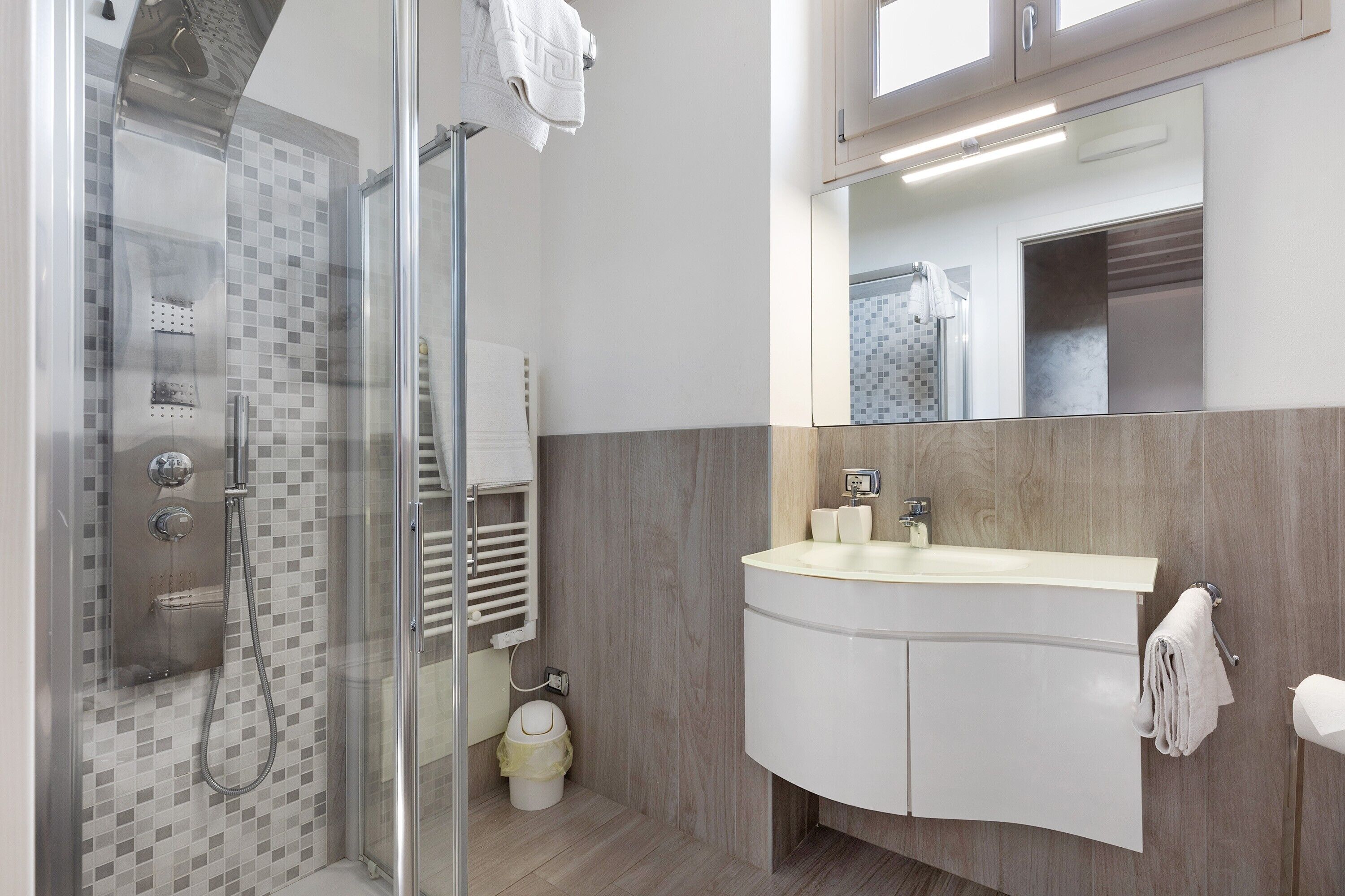 Regadera, secadora de cabello, toallas 