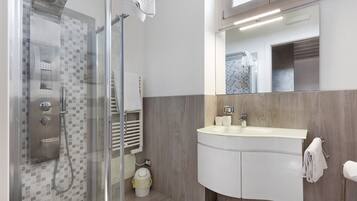 Regadera, secadora de cabello, toallas