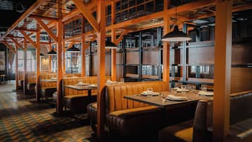 10 restaurants servant le petit déjeuner, le déjeuner et le dîner