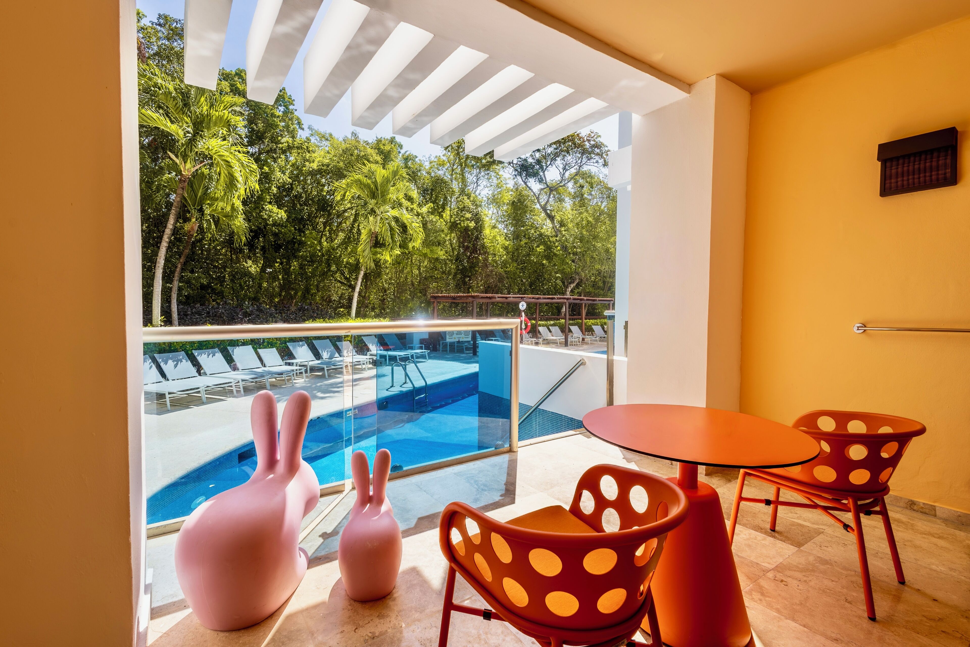Family Club Room - Pool Access, Pool View | มินิบาร์ฟรี, ตู้นิรภัยในห้องพัก, โต๊ะทำงาน, ผ้าม่านกันแสง