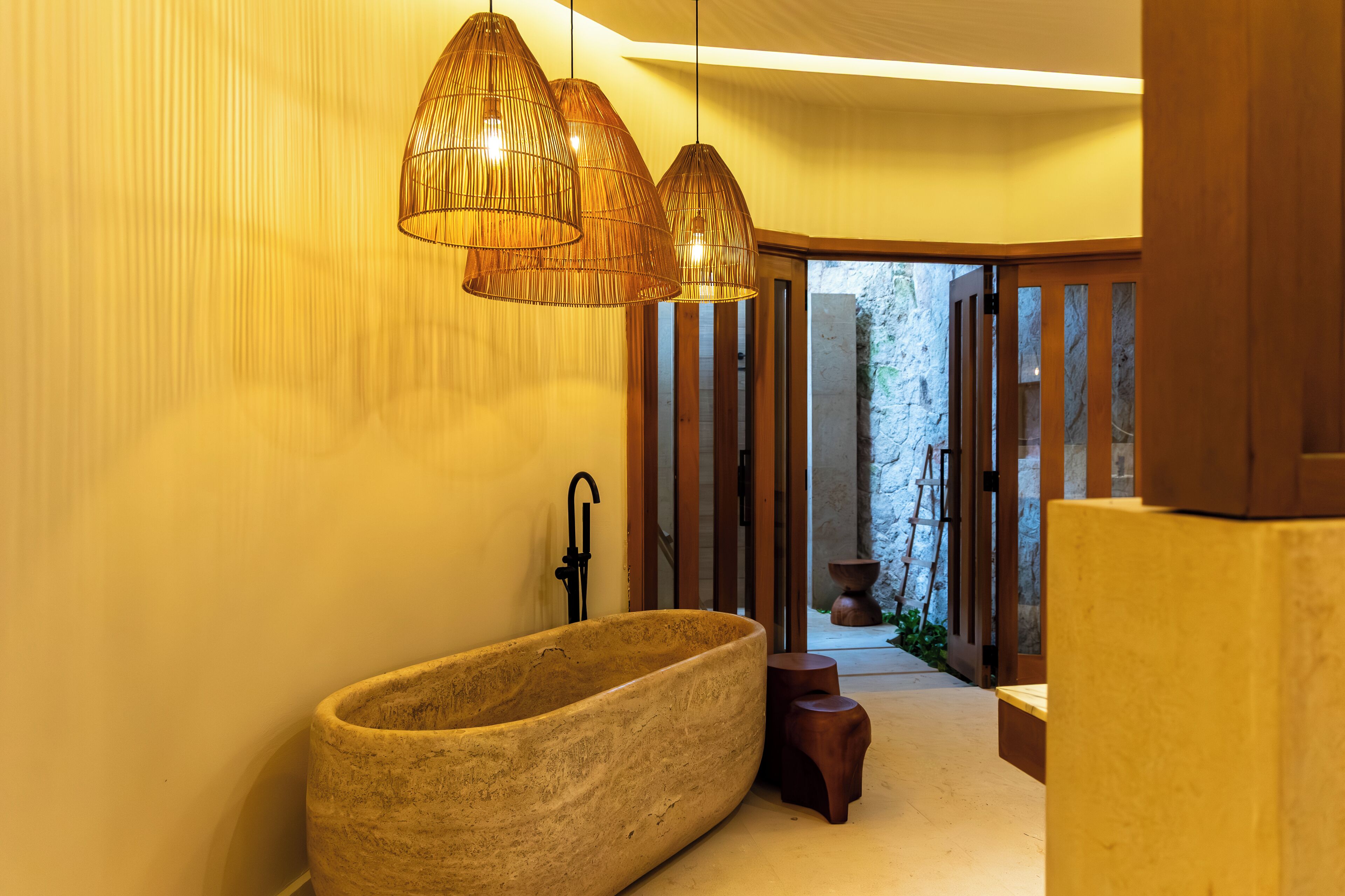 Suite with Bathtub and Outdoor Shower | Minibar với thức uống miễn phí, két bảo mật tại phòng, bàn 