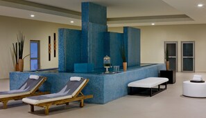 Salas de tratamiento para parejas, sauna y tina de hidromasaje 