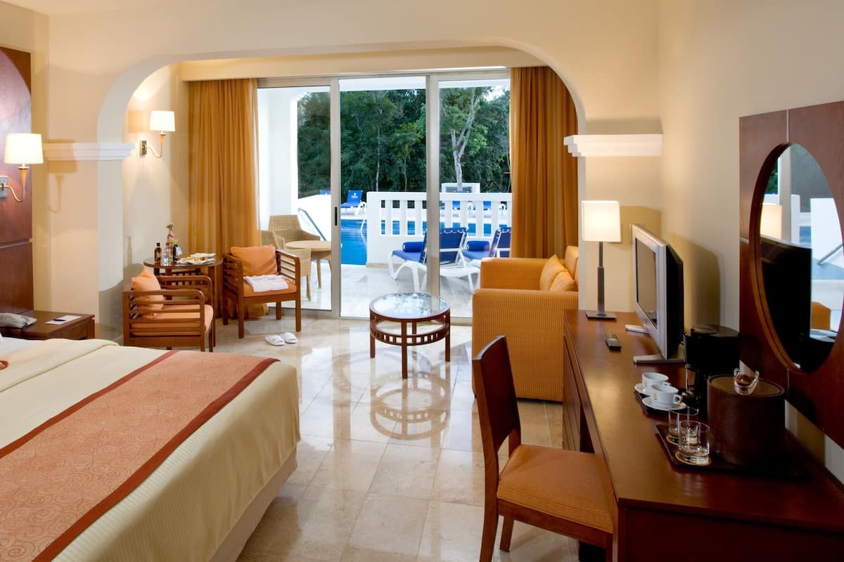 Deluxe Suite, Pool Access (with Bathtub, Pool View) | 1 Schlafzimmer, kostenlose Minibar, Zimmersafe, Schreibtisch
