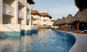 Deluxe Suite, Pool Access (with Bathtub, Pool View) | View from room