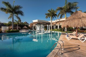 Indoor pool, 12 outdoor pools, open 8:00 AM to 8:00 PM, free cabanas - Grand Sunset Princess - All Inclusive (Playa del Carmen)