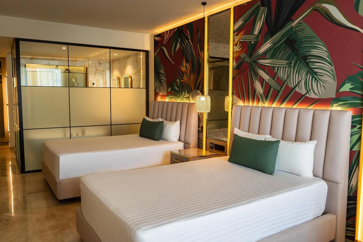 Deluxe Suite, Garden View | Bar mini percuma, peti besi dalam bilik, meja