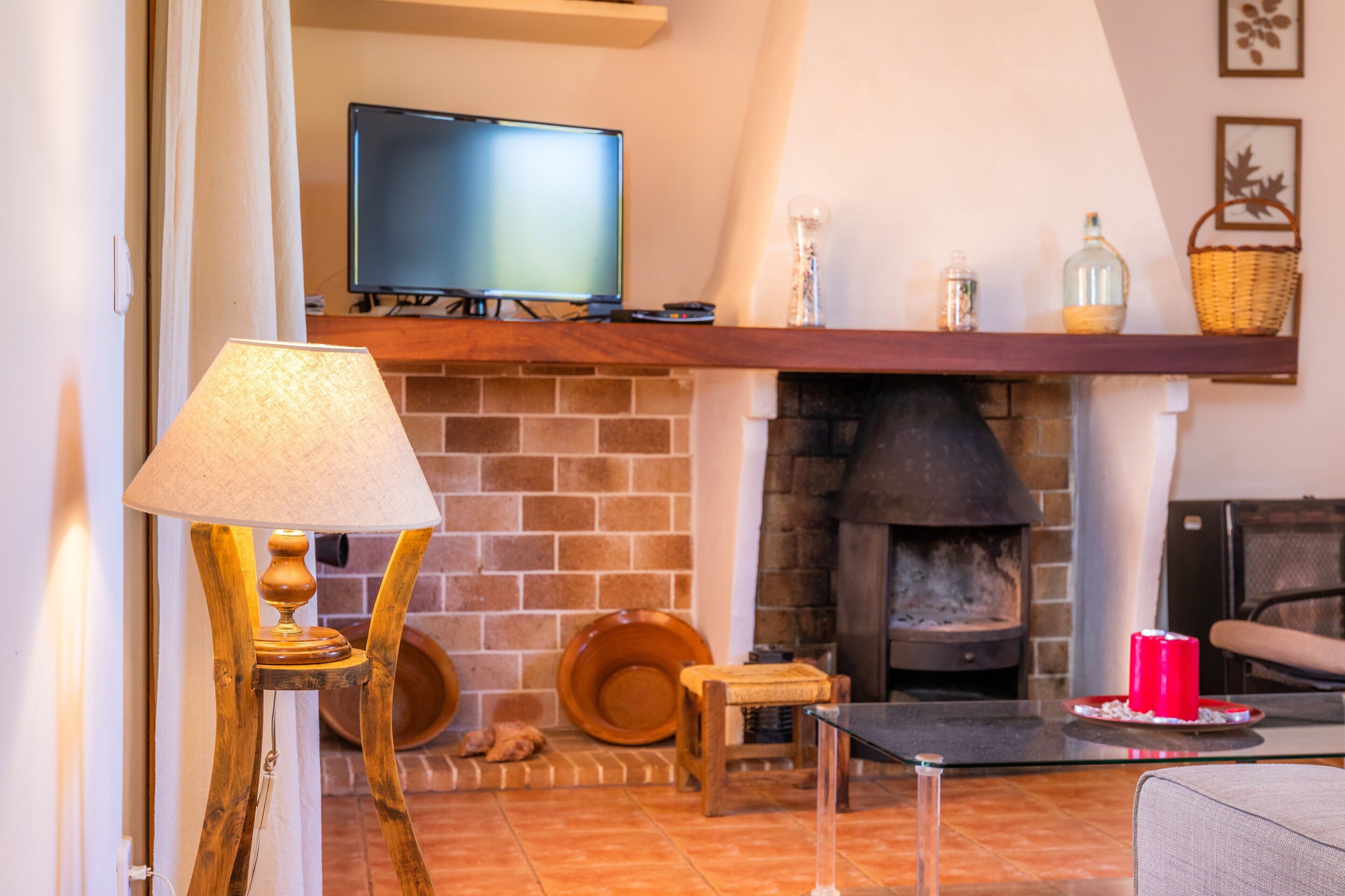 Télévision, cheminée, table de tennis de table, chaîne hi-fi